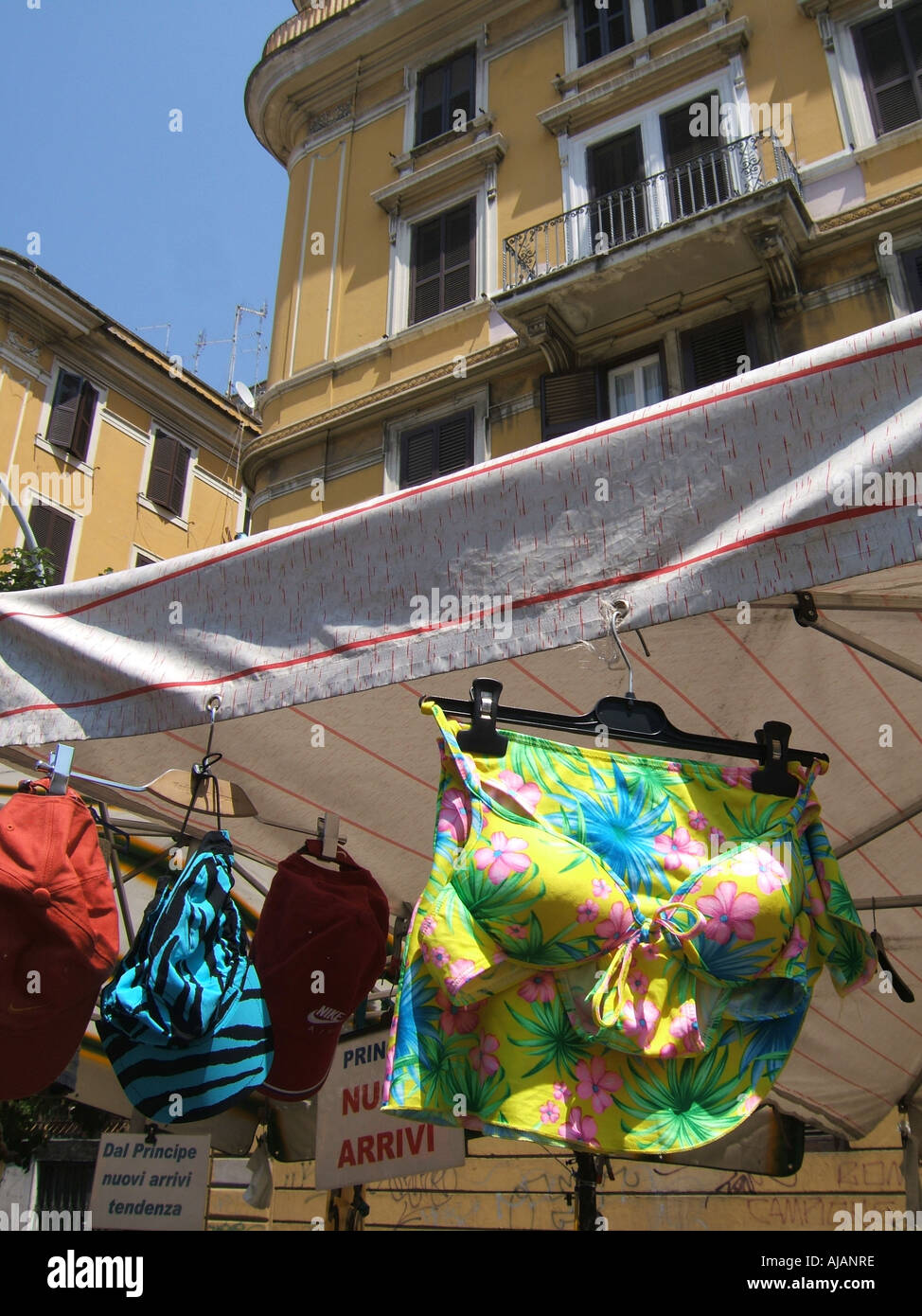 Bikini am Marktstand Stockfoto