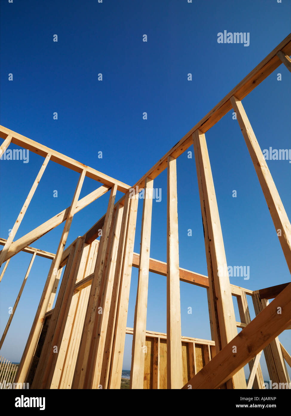Niedrigen Winkel Ansicht der neuen Konstruktion Rahmen für Haus mit blauem Himmel Stockfoto