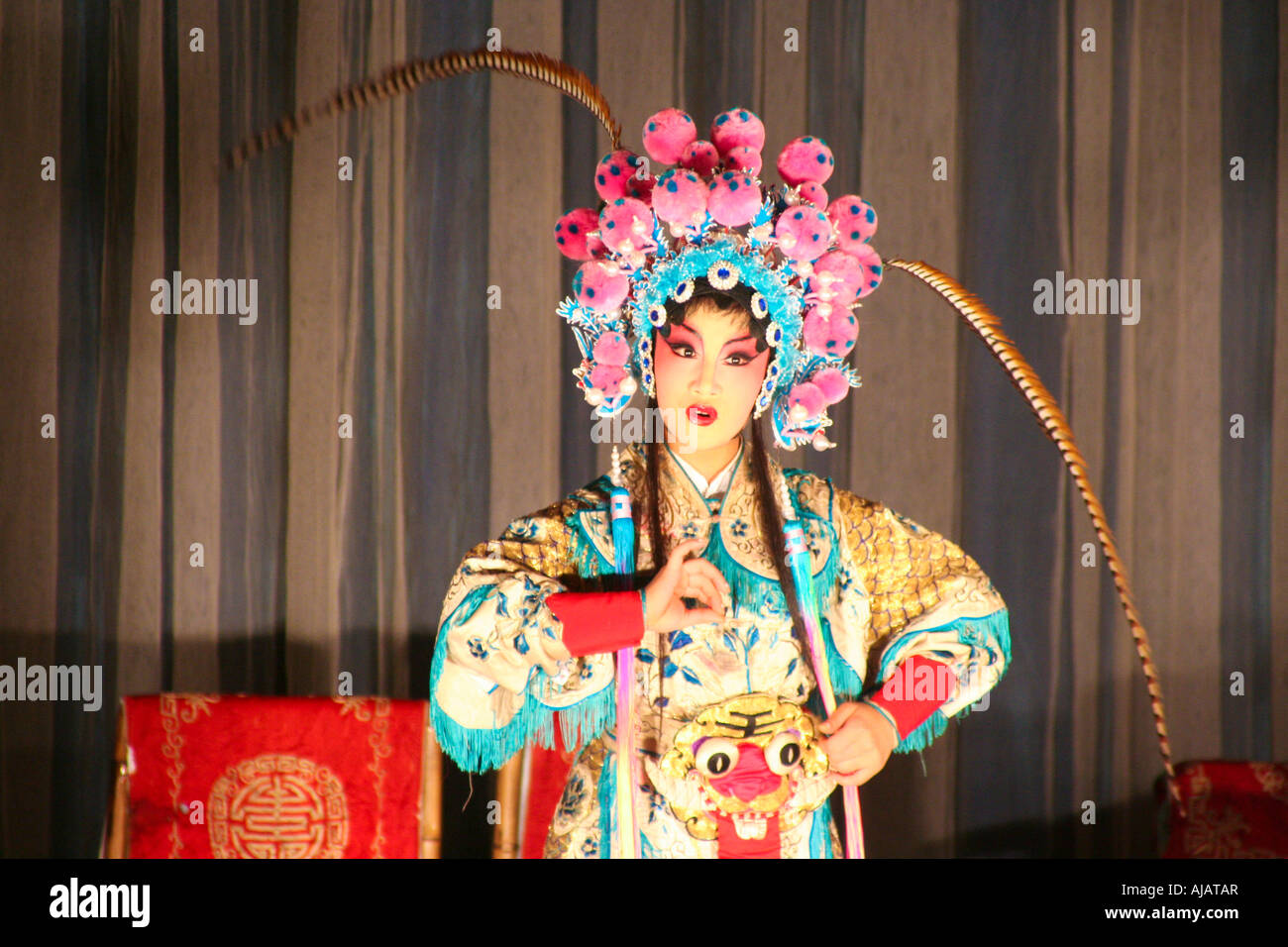 Schöne und talentierte Schauspielerin der Chengdu Oper gekleidet in traditioneller Kleidung singen auf der Bühne. Stockfoto