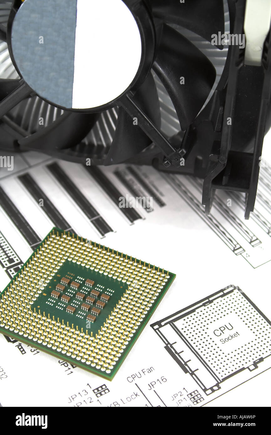 Anweisung Handbuch des Motherboards mit cpu und Kühler Stockfoto