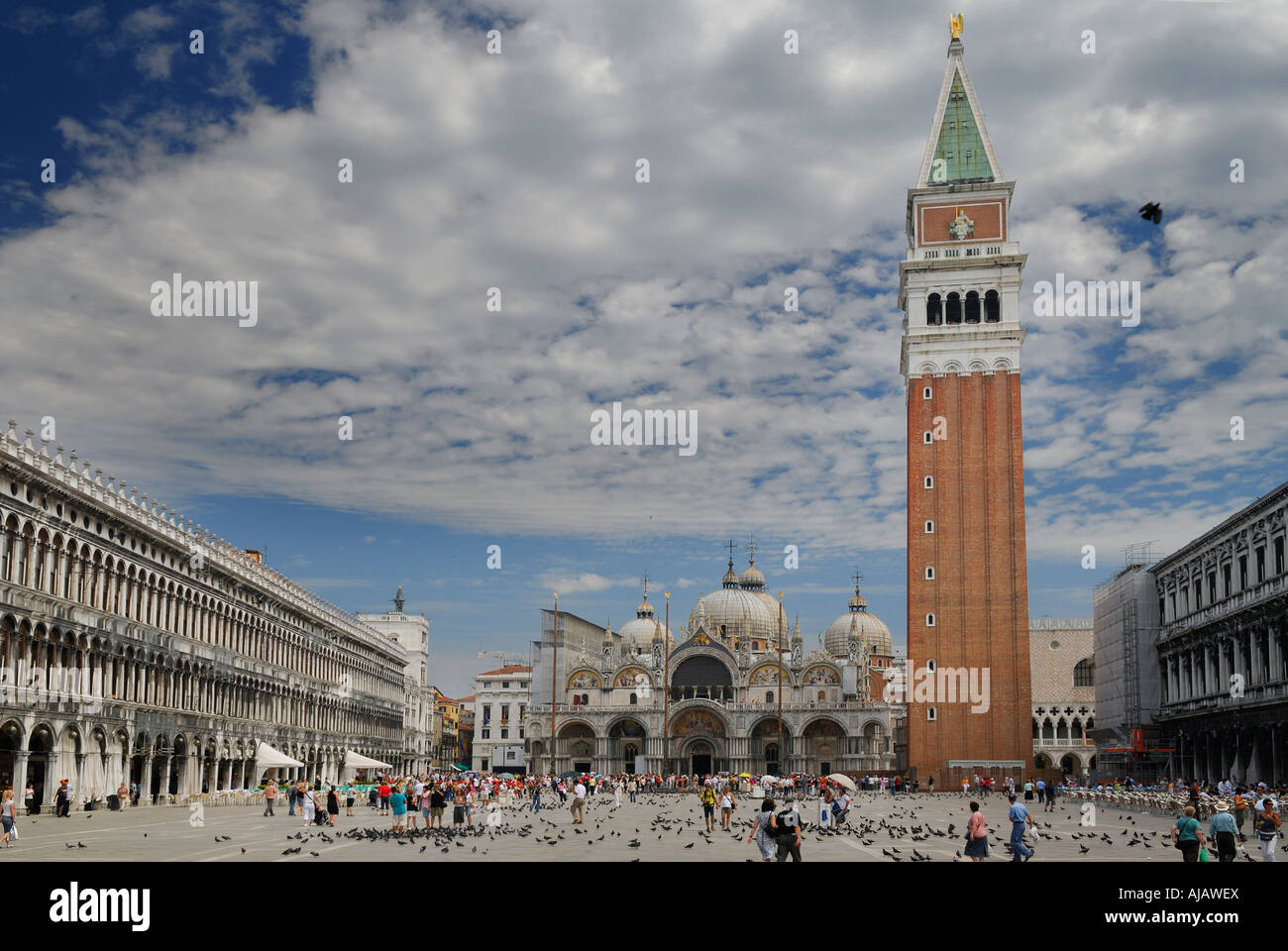 St. Marks Platz mit Basilika katholische Kathedrale und Glockenturm und Massen von Touristen Venedig Italien Stockfoto