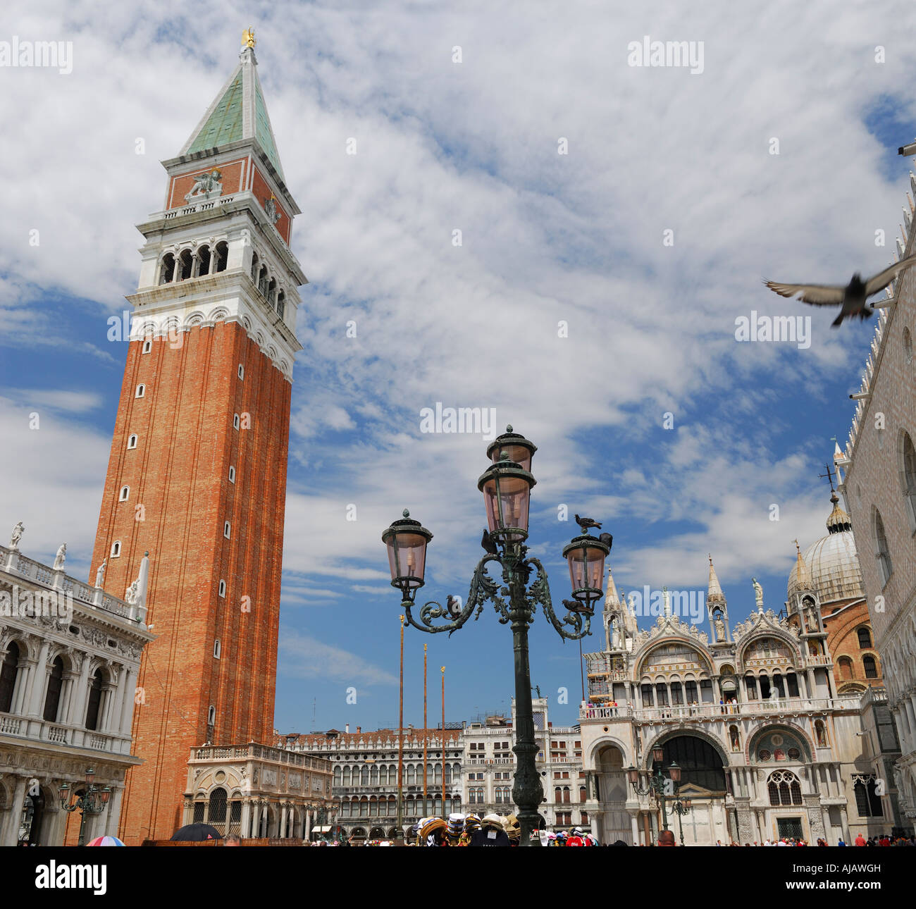 St Marks Sqaure mit Bell Tower Lampost und Kathedrale Venedig Stockfoto