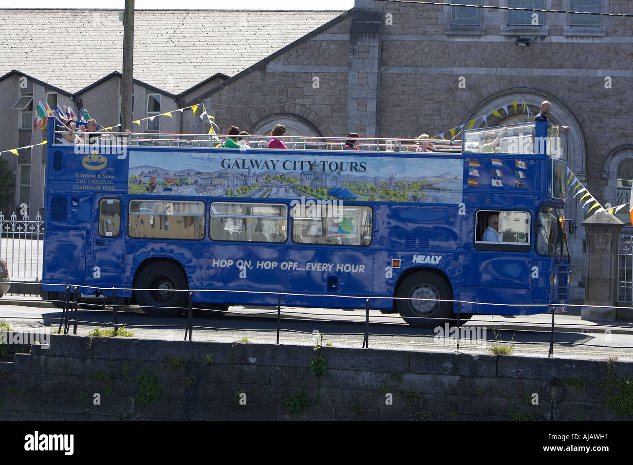 Open Doppel Decker Tourbus unterwegs von Galway Stadt County Galway Irland gekrönt Stockfoto