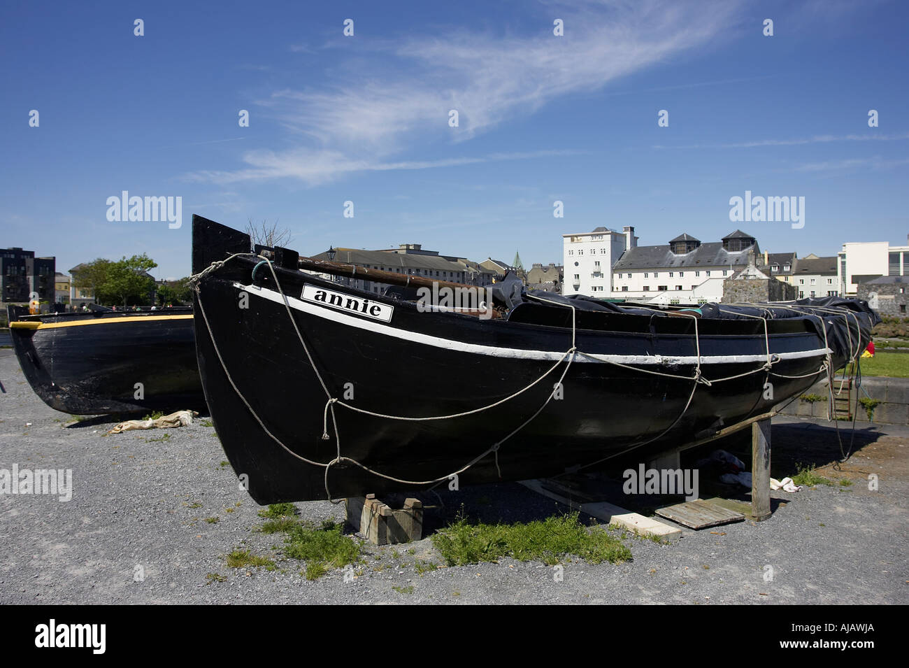 alte traditionelle Boote gefesselt am Ufer am Corrib River in der Nähe von Hafen Galway City County Galway Republik von Irland Stockfoto
