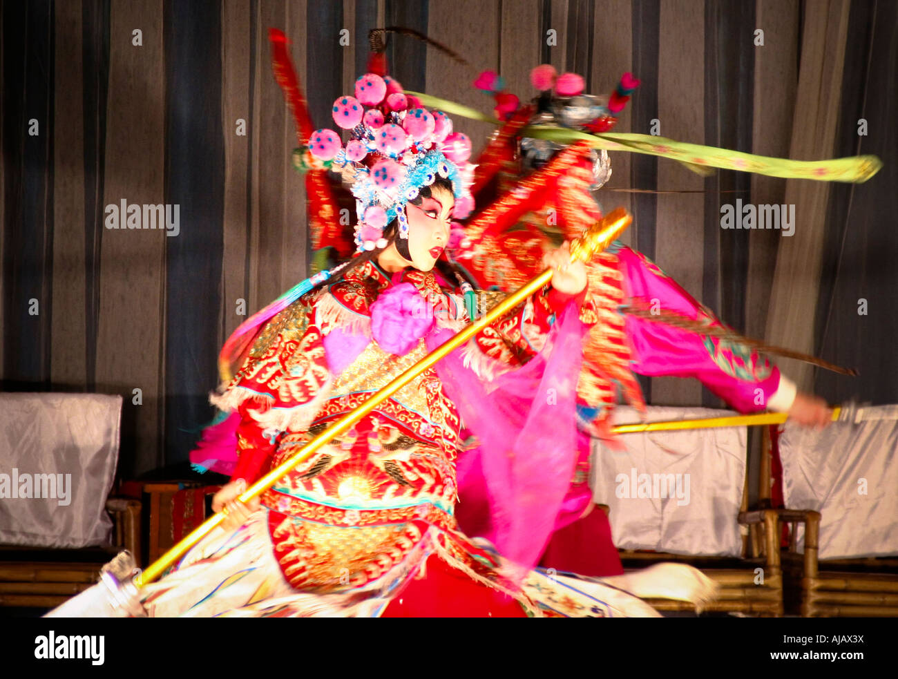 Schöne und talentierte Schauspielerin der Chengdu Oper gekleidet in traditioneller Kleidung durchführen auf der Bühne. Stockfoto