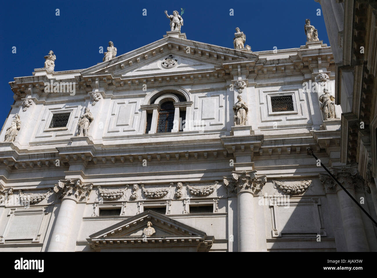 Statuen auf der Fassade der Kirche San Salvador in Venedig Italien Stockfoto