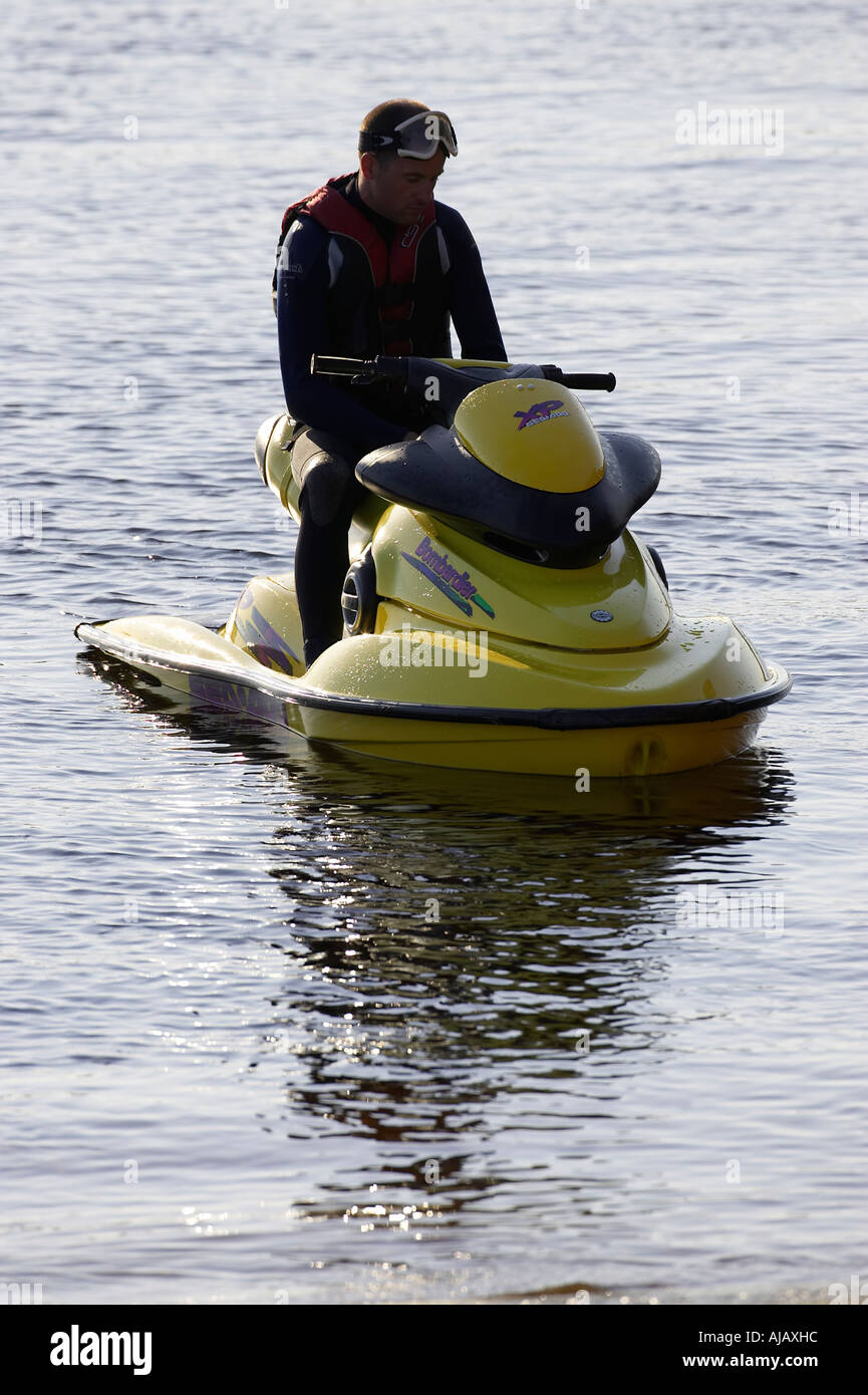 Mann im Anzug sitzt auf gelben Bombardier Seadoo schwebend in Bunbeg harbour Grafschaft Donegal Republik von Irland Stockfoto