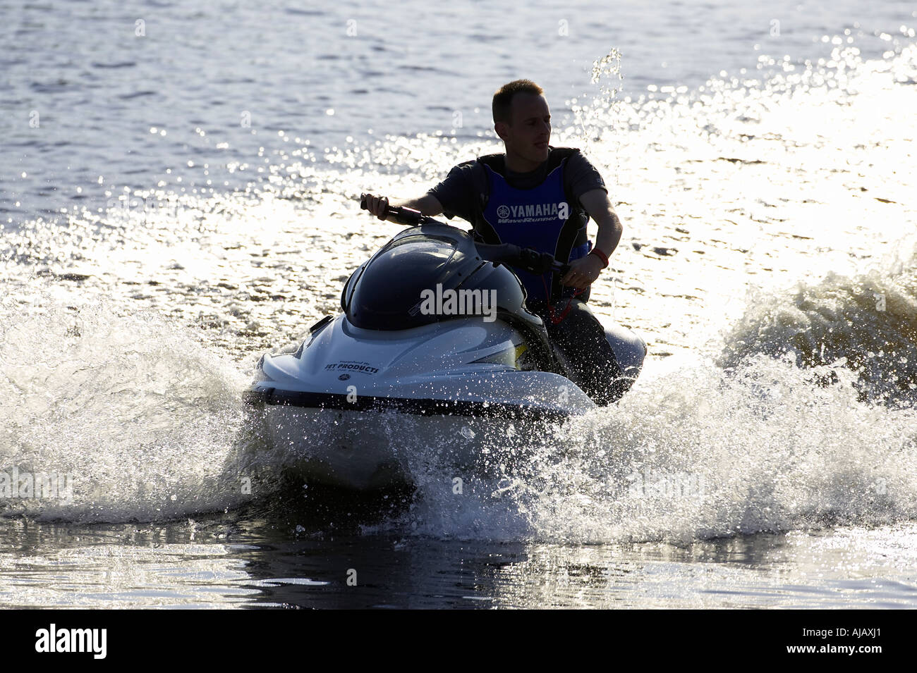 Mann im Anzug auf gp1300R Yamaha Waverunner Seadoo fährt in den Hafen von  Bunbeg mit Gefolge hinter Stockfotografie - Alamy