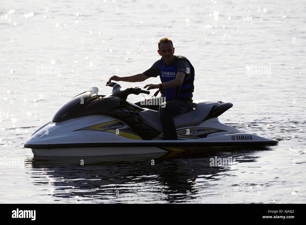 Mann im Anzug auf gp1300R Yamaha Waverunner Seadoo sitzen Bunbeg Harbour mit Gefolge hinter county Donegal Irland Stockfoto