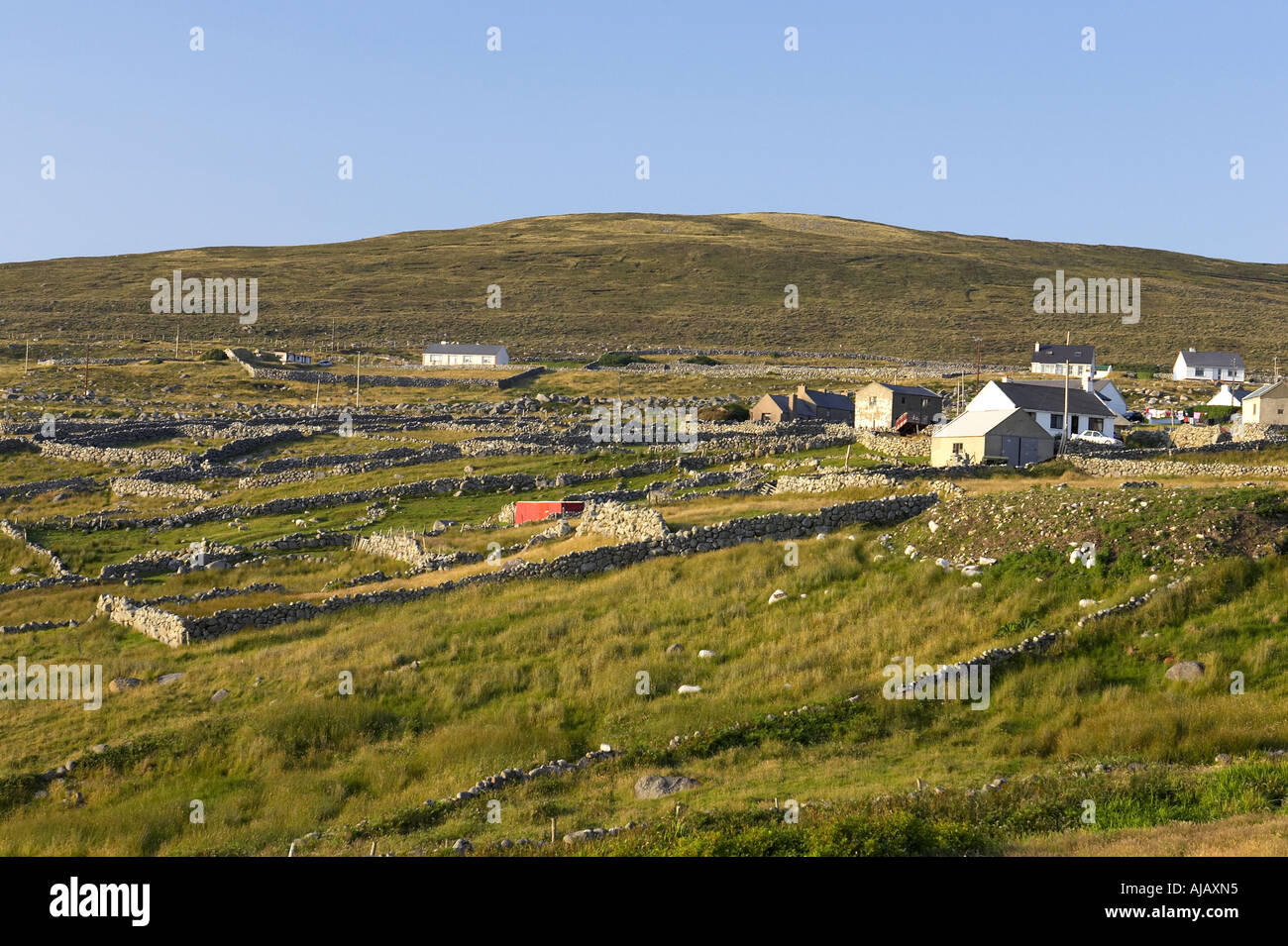 Ferienhäuser und Ferienwohnungen mit Feldern mit Trockenmauern Gweedore Grafschaft Donegal Irland Stockfoto