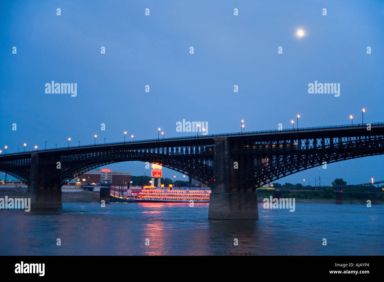 EADS Brücke und Mond und Casino Queen am Mississippi River in St Louis, MO, Saint Louis, Missouri, USA Stockfoto