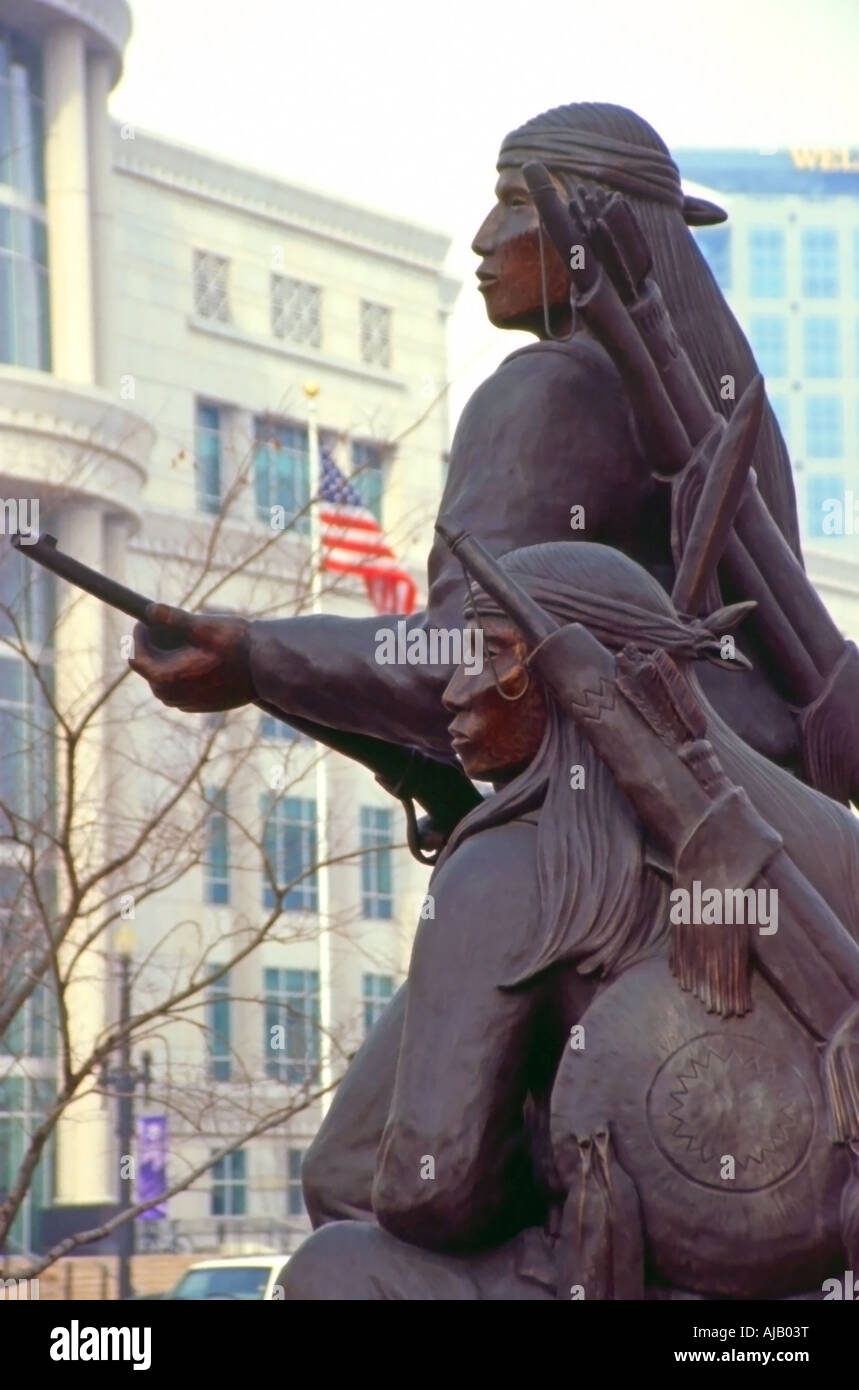 Allan Housers überlebensgroßen Statuen der amerikanischen Ureinwohner wurden auf dem Display in der Innenstadt von SLC, Utah, USA bei den Olympischen Spielen 2002. Stockfoto