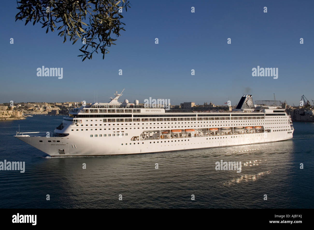 Das Kreuzfahrtschiff MSC Sinfonia ausgehend von Maltas Grand Harbour Stockfoto