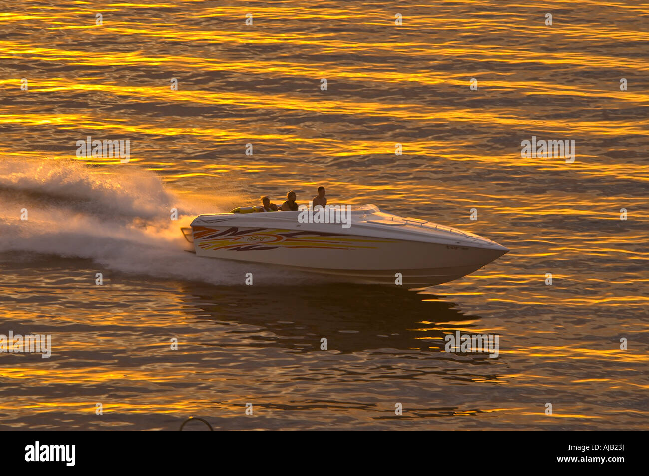 Schnell Luxus Innenborder Motorboot Zigarette Stil, Bootfahren Motorboot, Geschwindigkeiten über Wasser in der Nähe von sunset, orange leuchten, Sport, recreati Stockfoto