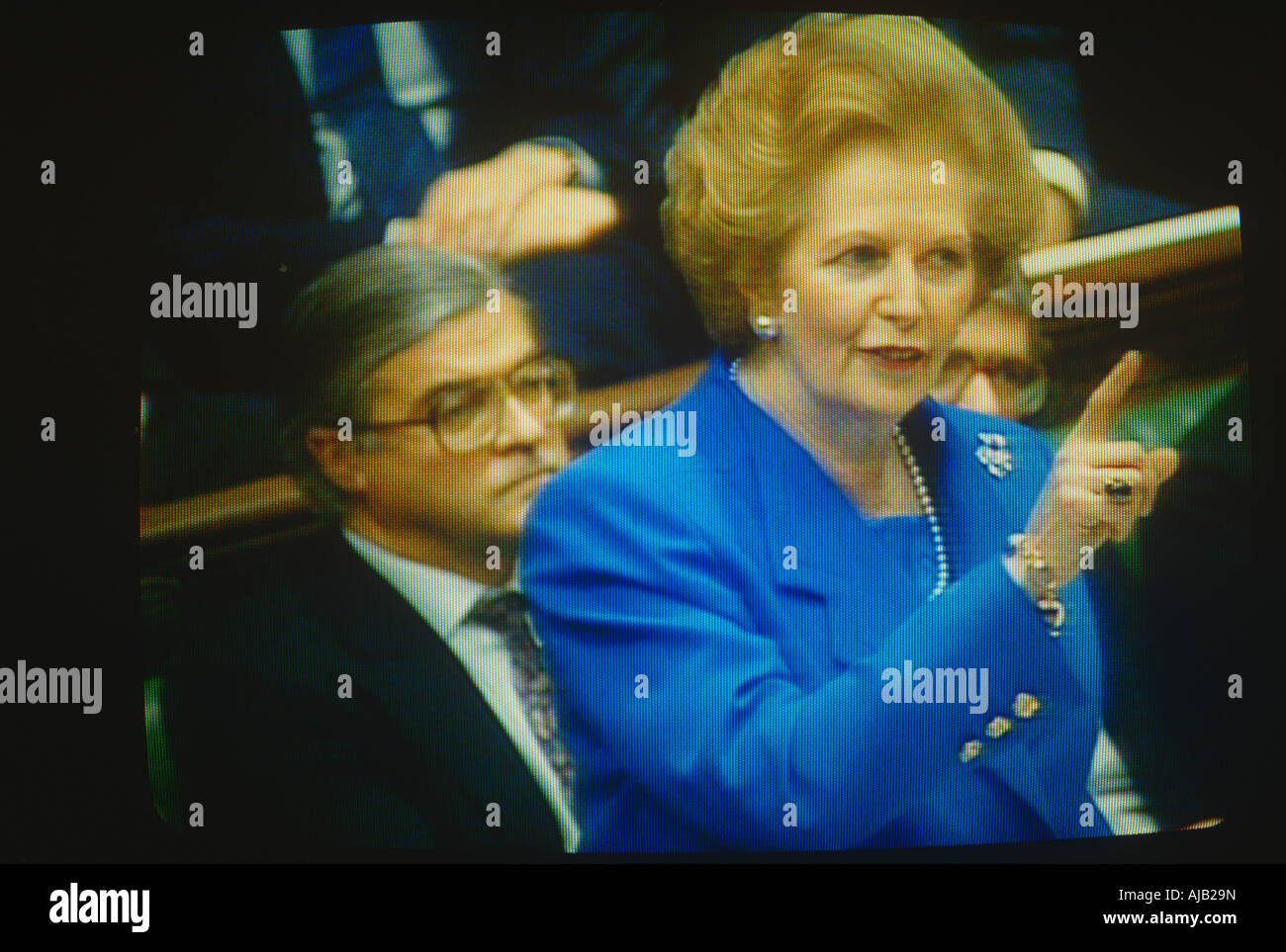 Premierministerin Margaret Thatcher im Fernsehen wedelte mit einem Finger während des Austauschs in der Versand-Box mit Labour-Opposition gesehen Stockfoto