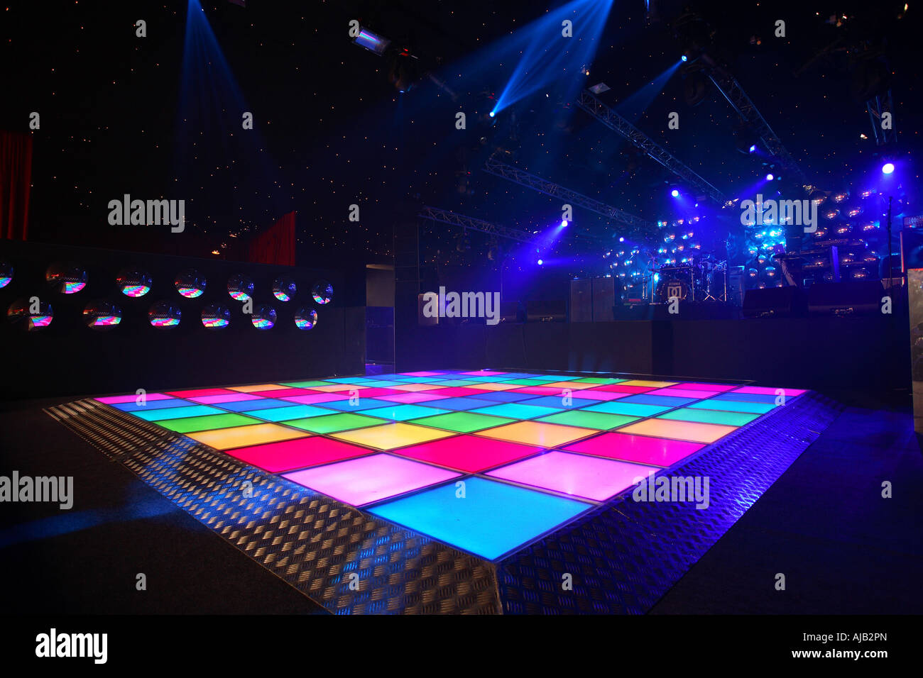 Nachtclub Tanzfläche mit disc Stil beleuchtet, leer und bereit für die Partei zu beginnen. Stockfoto