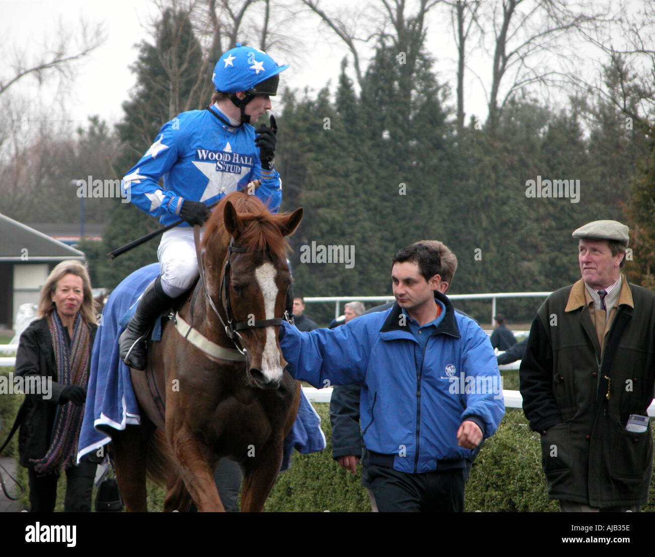 Jockey Pferdetrainer und Besitzer in Richtung Gehäuse der Gewinner am Ende eines Rennens Stockfoto