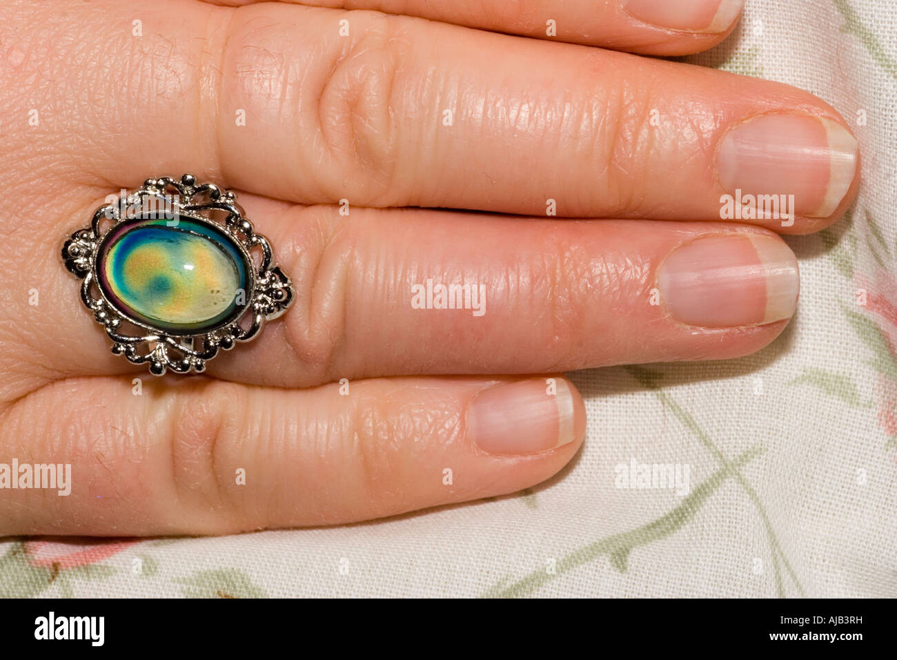 Mood Ring Farbe wechselt mit Träger s Stimmung Stockfotografie - Alamy