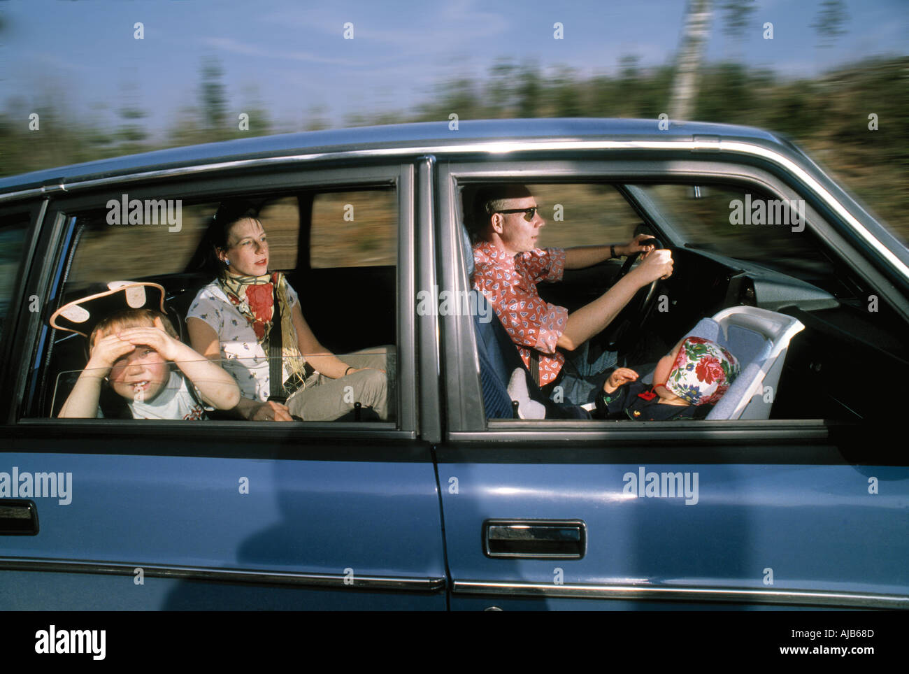 Vierköpfige Familie in einem Auto Stockfoto