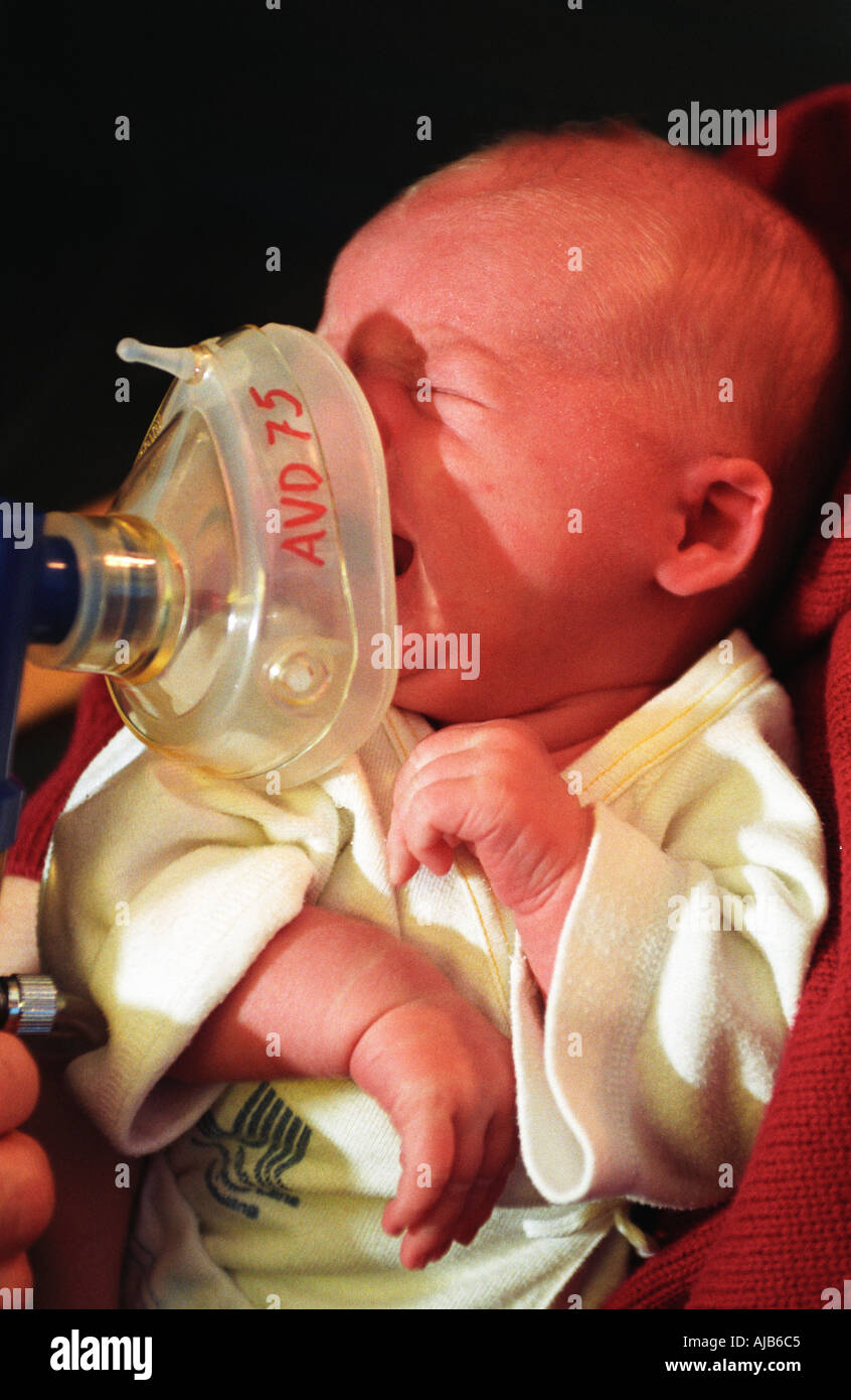 Baby Mit Rs Virus Infiziert Bekommt Hilfe Mit Der Atmung Stockfotografie Alamy
