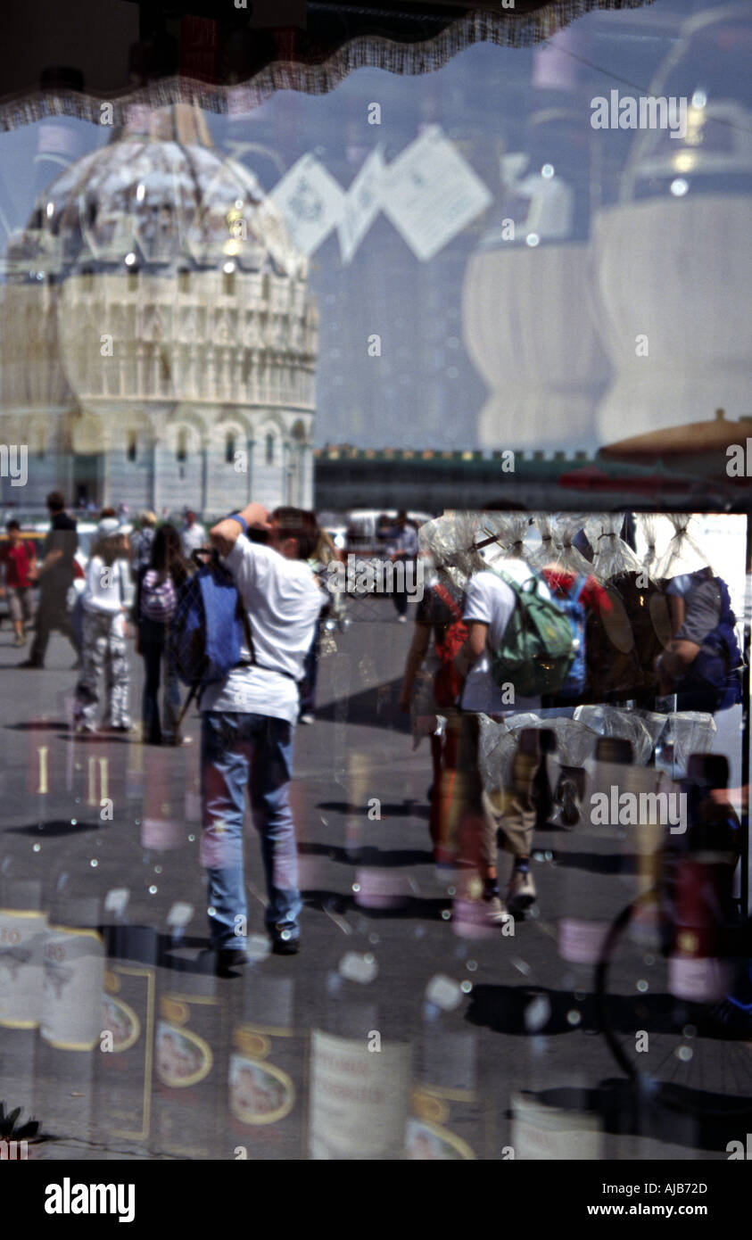 Touristen vor der Kuppel von Pisa Reflexion an einem Display eine Weinhandlung Stockfoto