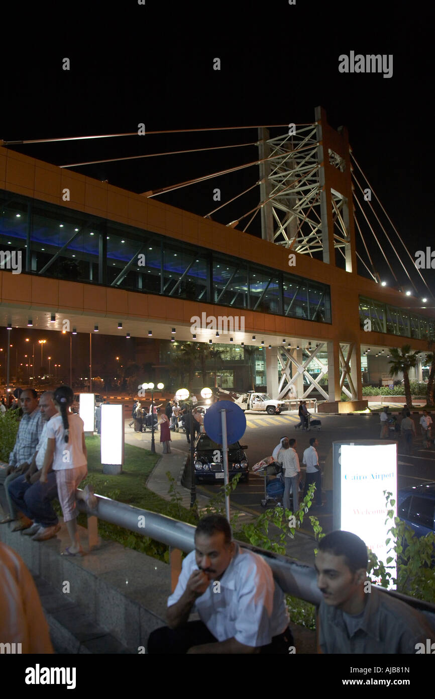 Cairo Airport terminalGebäudeFassade mit Gehweg Brücke Kairo Ägypten