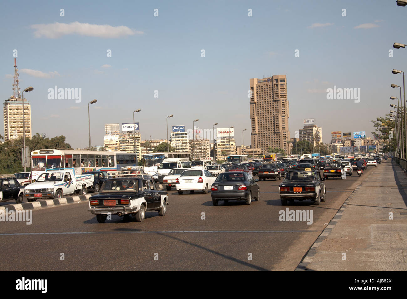 Autos, Busse und Verkehrsstaus auf 6. Oktober St Brücke Kairo Ägypten Afrika Stockfoto