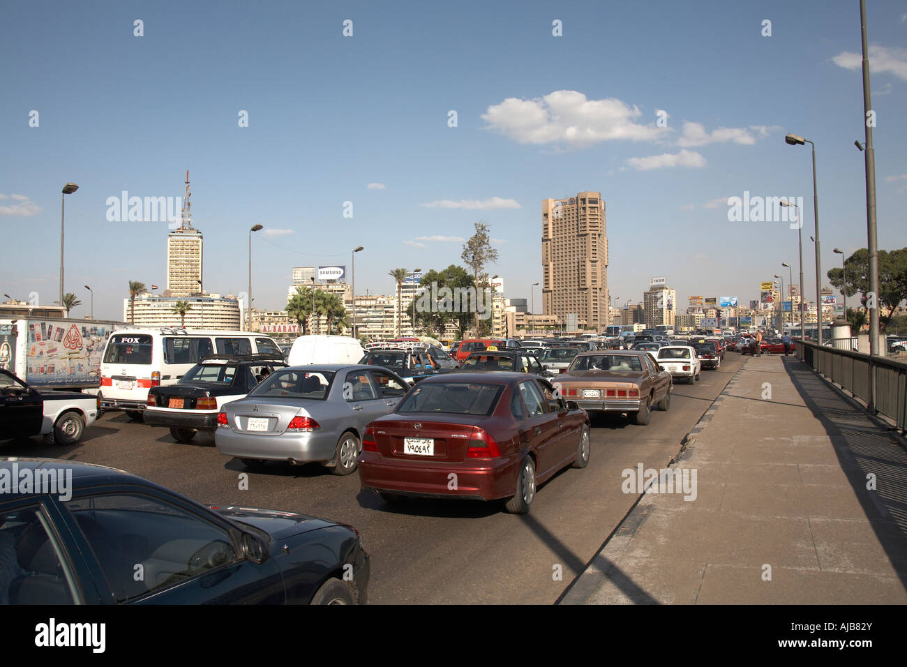 Autos, Busse und Verkehrsstaus auf 6. Oktober St Brücke Kairo Ägypten Afrika Stockfoto