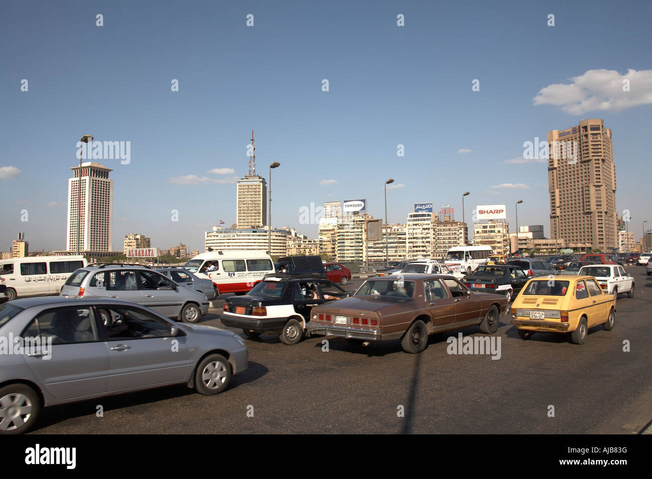 Autos, Busse und Verkehrsstaus auf 6. Oktober St Brücke Kairo Ägypten Afrika Stockfoto