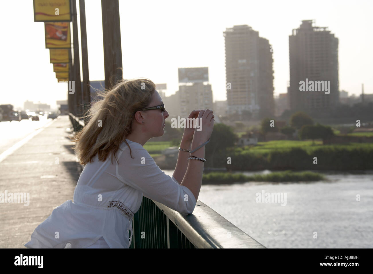 Frau touristischen takin ein Bild von Nil aus südlichen Umgehungsstraße Brücke Kairo Ägypten Afrika Stockfoto