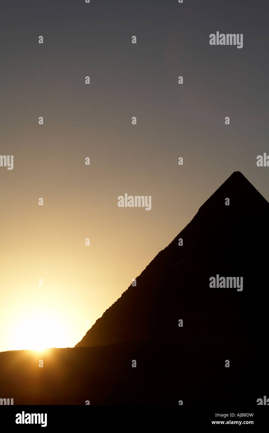 Pyramiden von Khafre Chefren bei der Festlegung der Sonne Sihouette Abend bei Sonnenuntergang Gizeh Kairo Ägypten Afrika Stockfoto