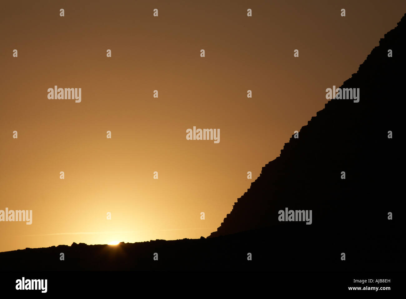 Pyramiden von Khafre Chefren in die untergehende Sonne mit Steinblöcken Sihouette Abend bei Sonnenuntergang Gizeh Kairo Ägypten Afrika Stockfoto