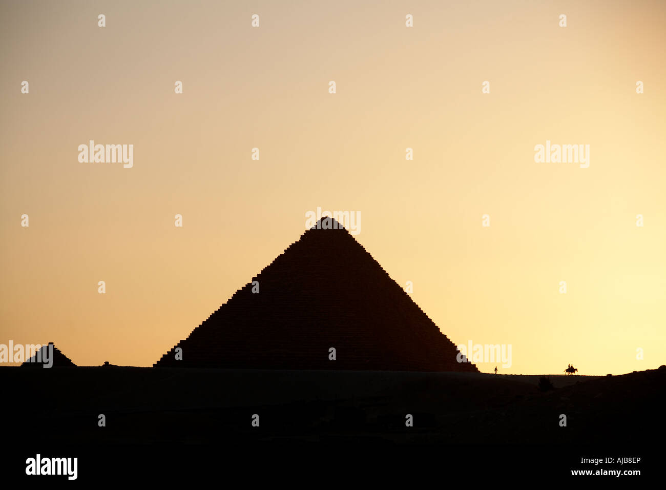 Pyramide von Menkaure Mycerinus mit Reiter in der Silhouette am Horizont Kairo Ägypten Afrika Stockfoto