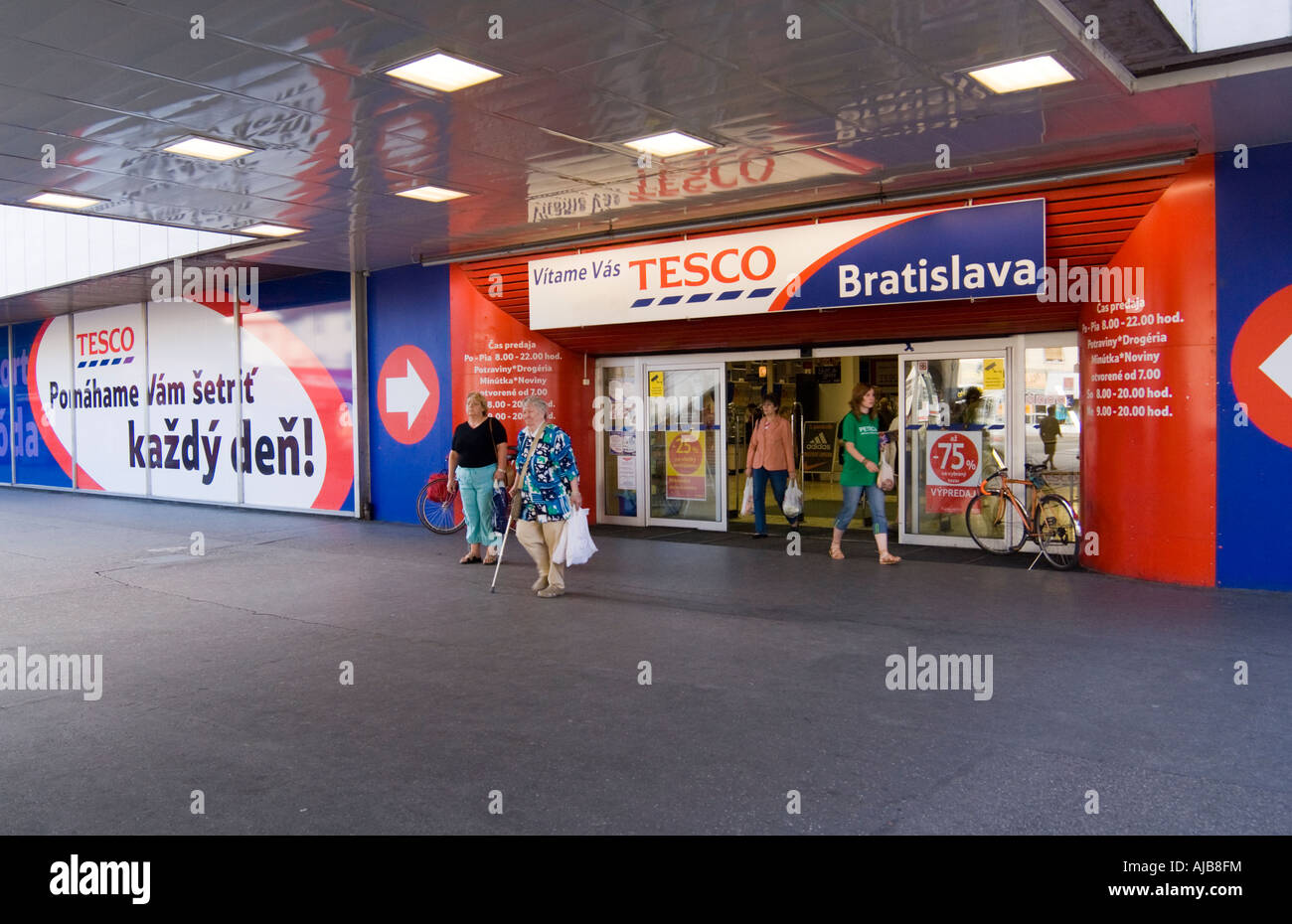 Tesco Supermarkt Bratislava Slowakei Stockfoto