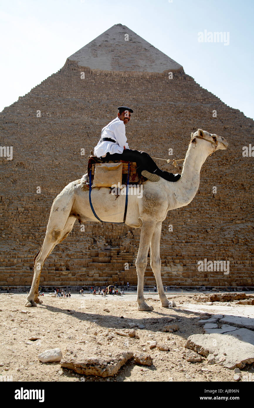 Ägyptische Touristen Polizei Polizist sitzt auf einem Kamel Bewachung Pyramiden Komplex mit Pyramide von Khafre Chefren über Gizeh-Kairo Stockfoto