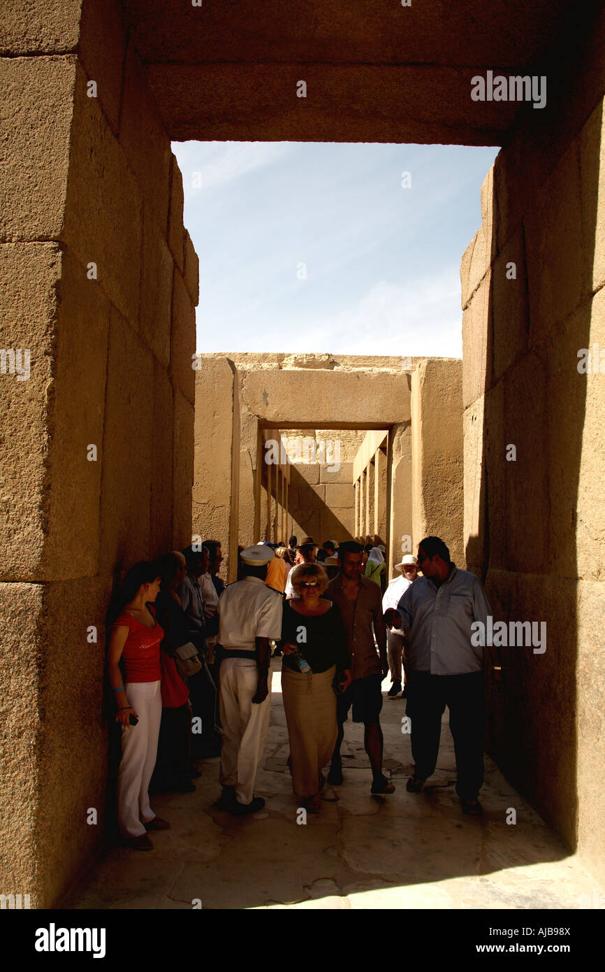 Touristen in Reisegruppen herumlaufen eng anliegende Schnitt Steinblöcke von Khafre s Tal Tempel Gizeh Kairo Ägypten Afrika Stockfoto