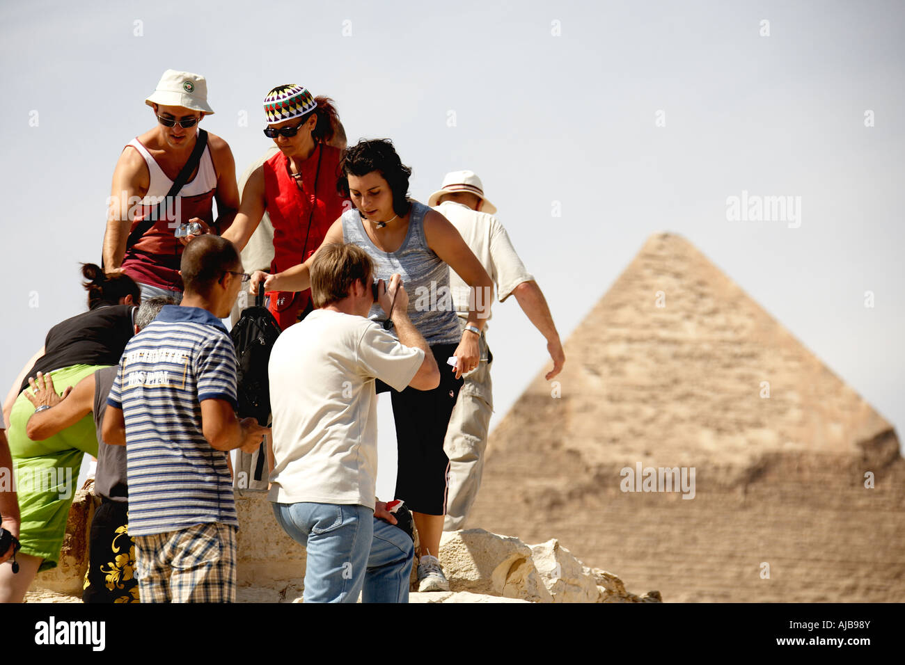 Touristen, die die Bilder von der Sphinx mit Pyramide von Khafre Chefren in der Ferne Gizeh Kairo Ägypten Afrika Stockfoto