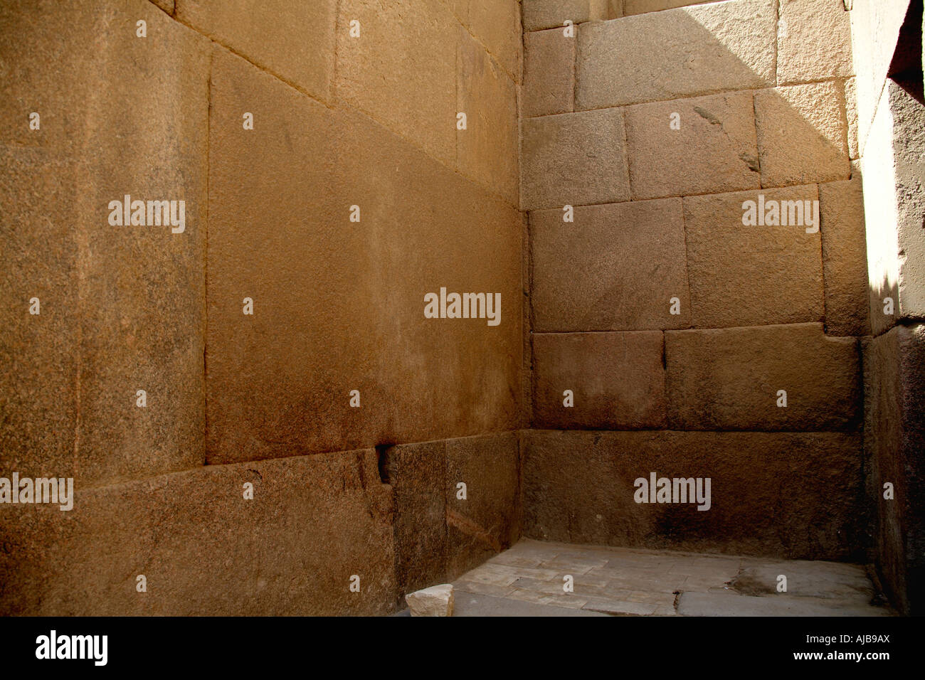 Gerade geschnittene, eng anliegende Schnitt Granit-Steinblöcke von Khafre s Tal Tempel Gizeh Kairo Ägypten Afrika Stockfoto