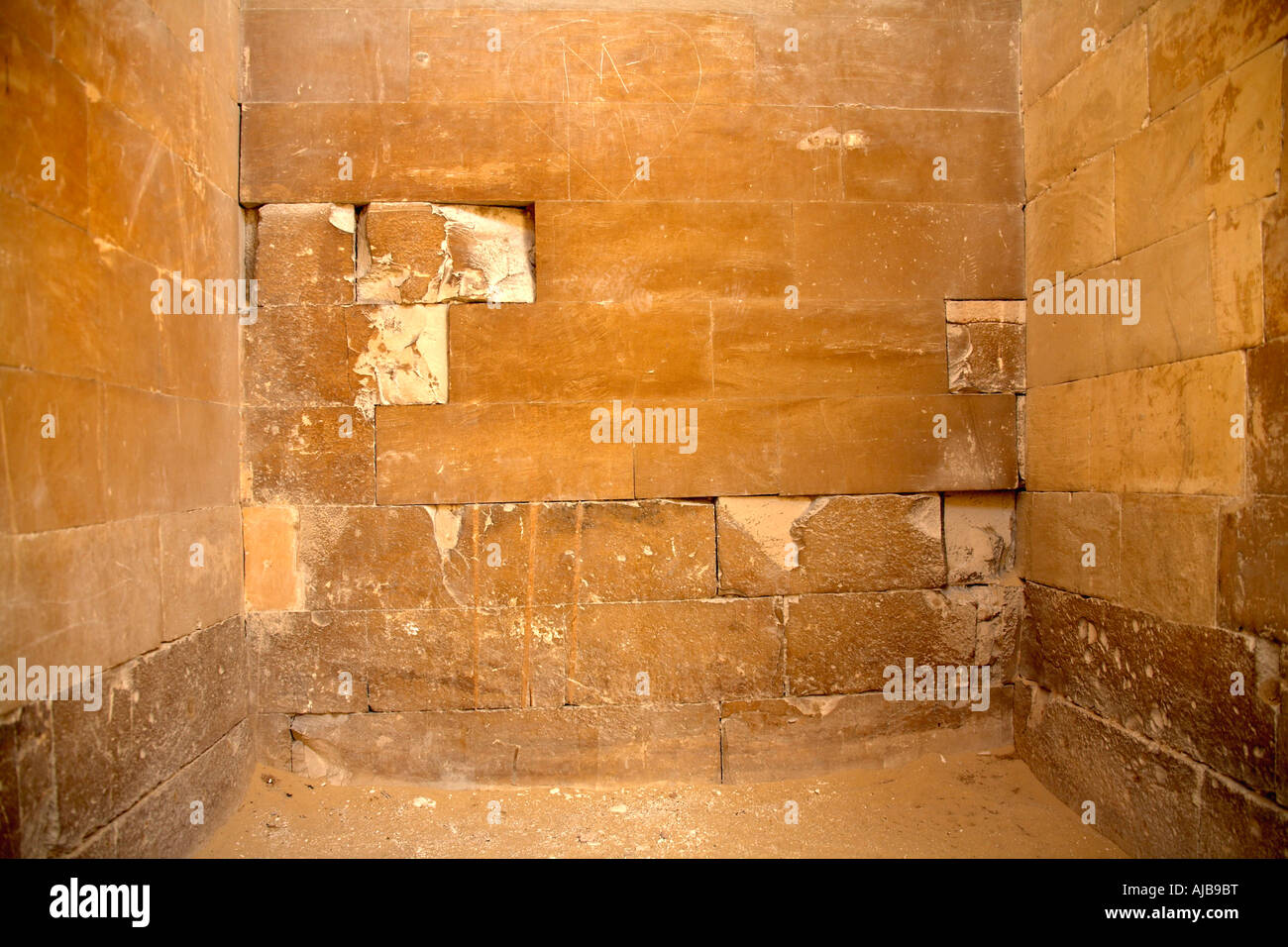 Alte und restaurierte Stein-Blöcke in der Säulenhalle Zoser s funerary Komplex Sakkara in der Nähe von Kairo Ägypten Afrika Stockfoto