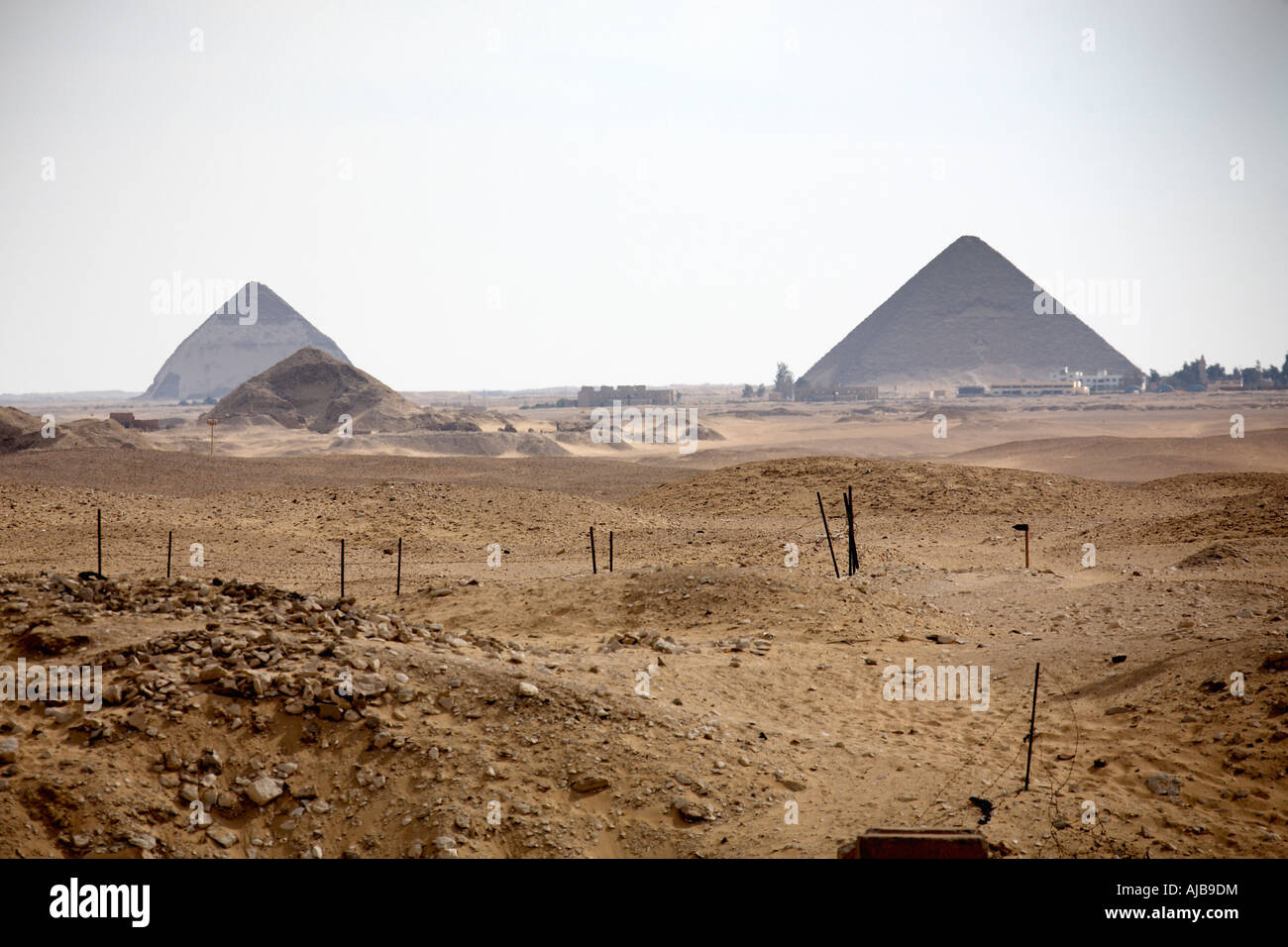 Bent Pyramid und rote Pyramide von Dahshur gesehen von Zoser s funerary Komplex Sakkara in der Nähe von Kairo Ägypten Afrika Stockfoto