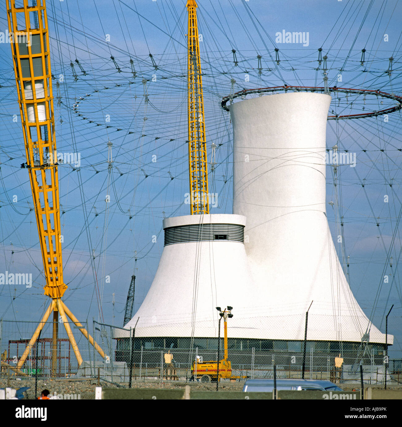 Blackwall Tunnel Lüftung Welle Kutten während des Baus des Millenium Dome mit gelben Pylonen und Dach Support für Kabel Stockfoto