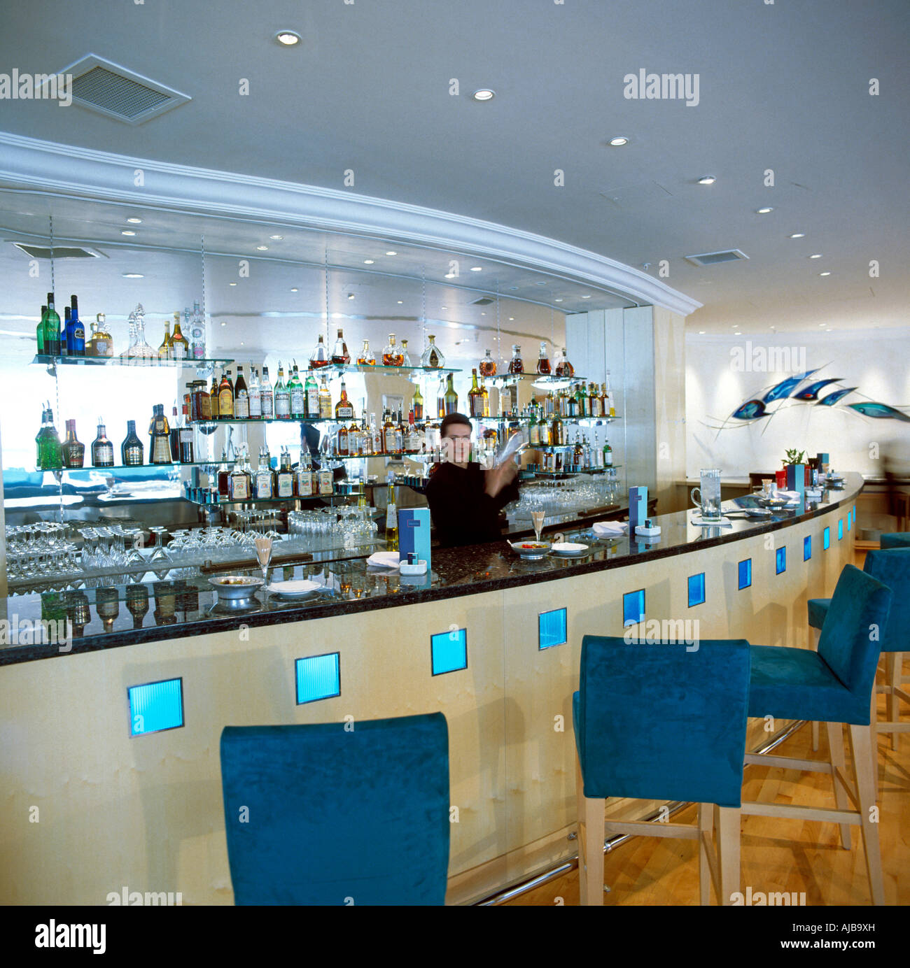 Barkeeper Schütteln Cocktailbar in der 101 Restaurant des Sheraton Park Tower Hotel London SW1 England HXXZsmng Stockfoto