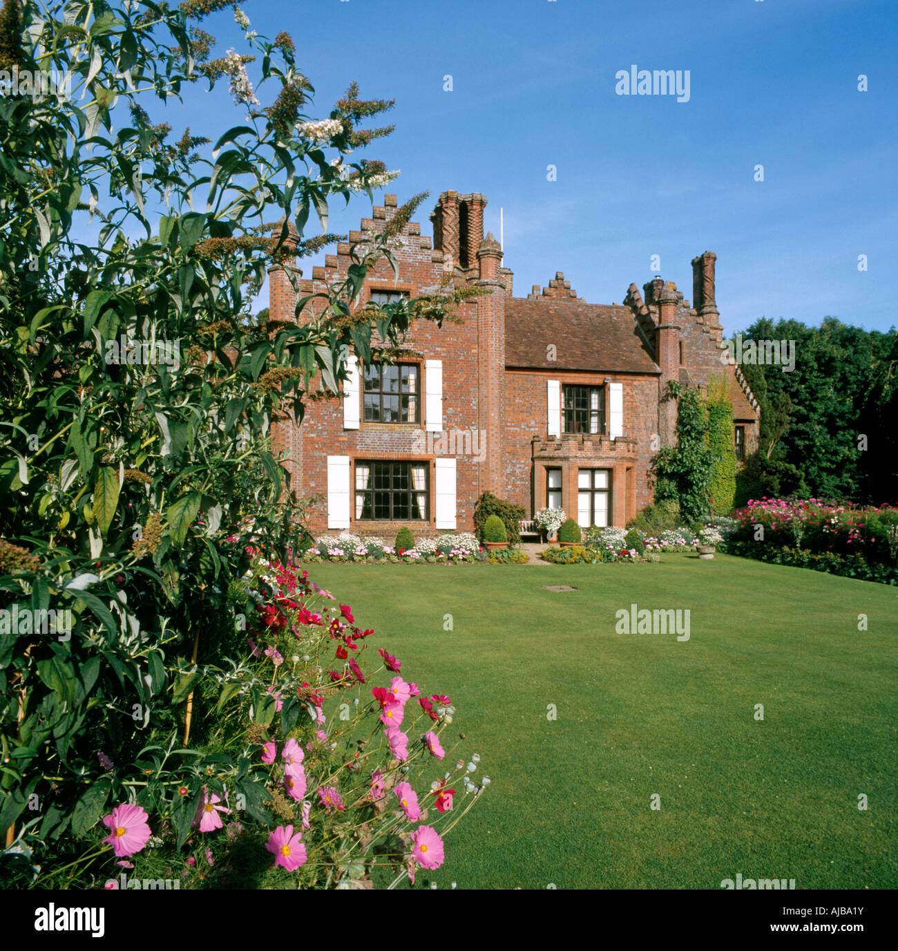 Angelegten englischen Garten und Rasen von Chenies Herrenhaus Buckinghamshire England UK HXXZsmng Stockfoto