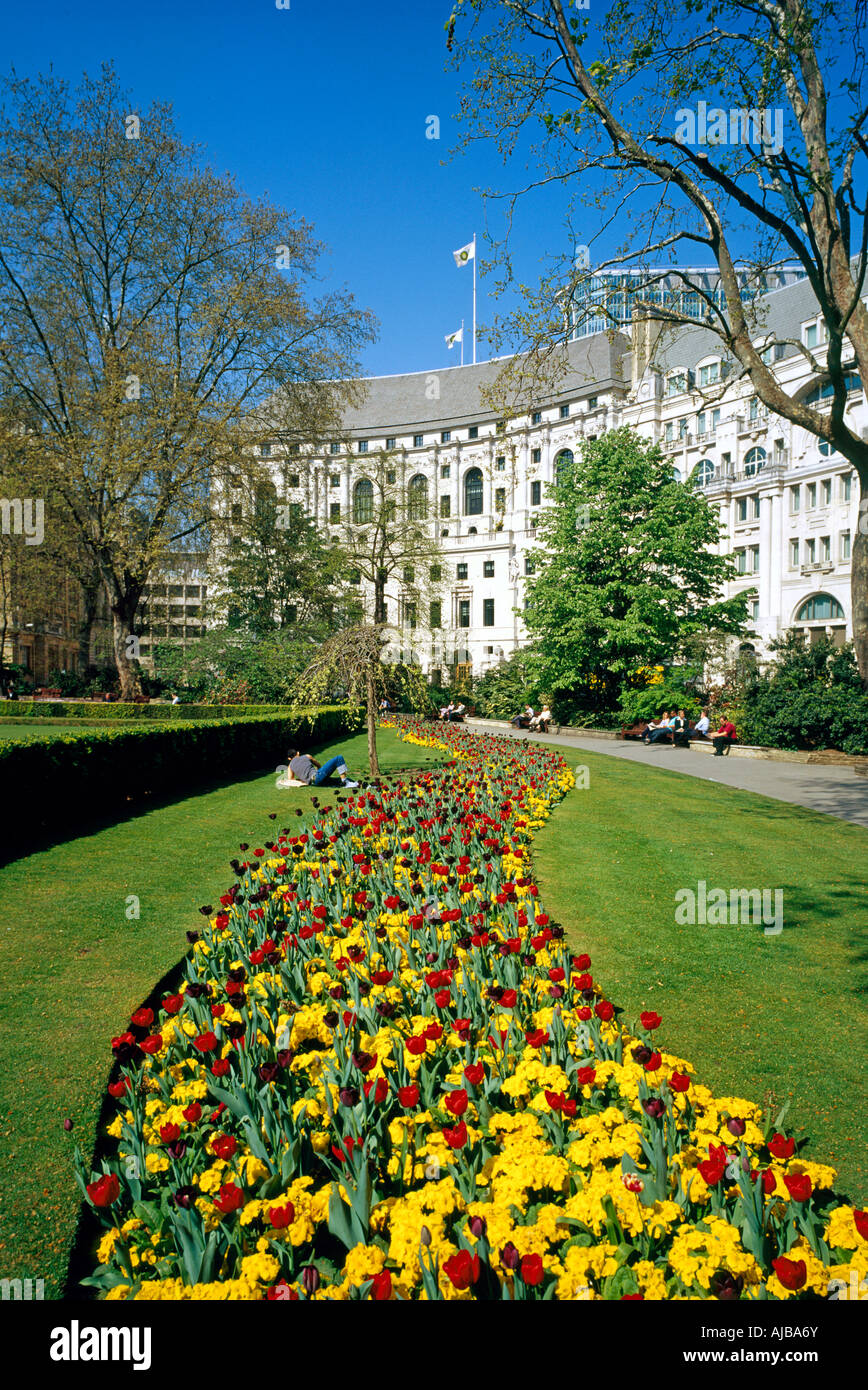 Finsbury Circus im Frühling mit Blumenbeeten London EC2 England MXXZsm Stockfoto