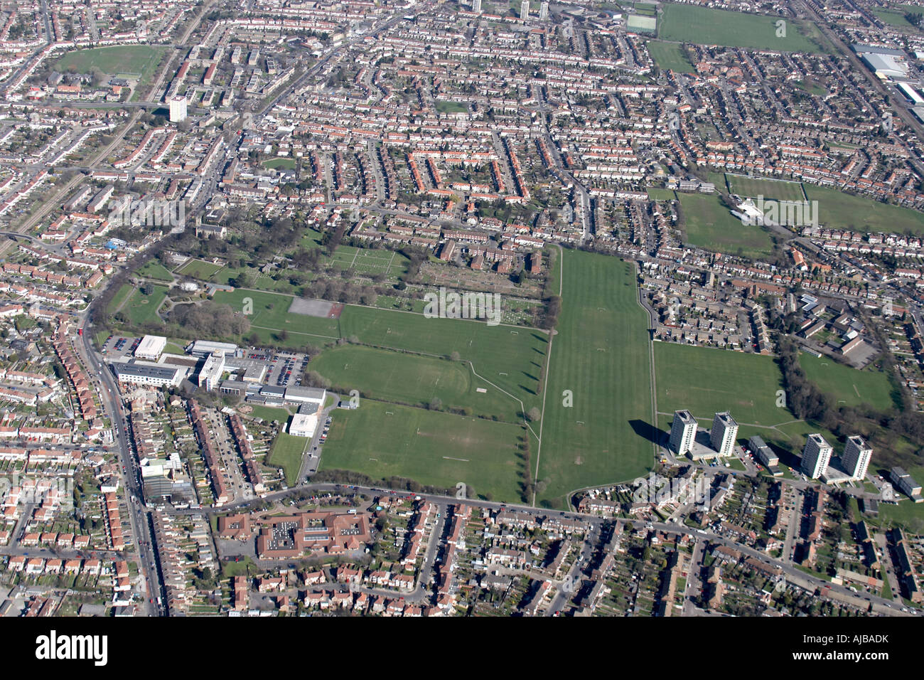 Luftbild nördlich von Durants Park Spielfeld sportliche Boden Enfield College Friedhof und s Gehäuse London EN3 Englan Stockfoto