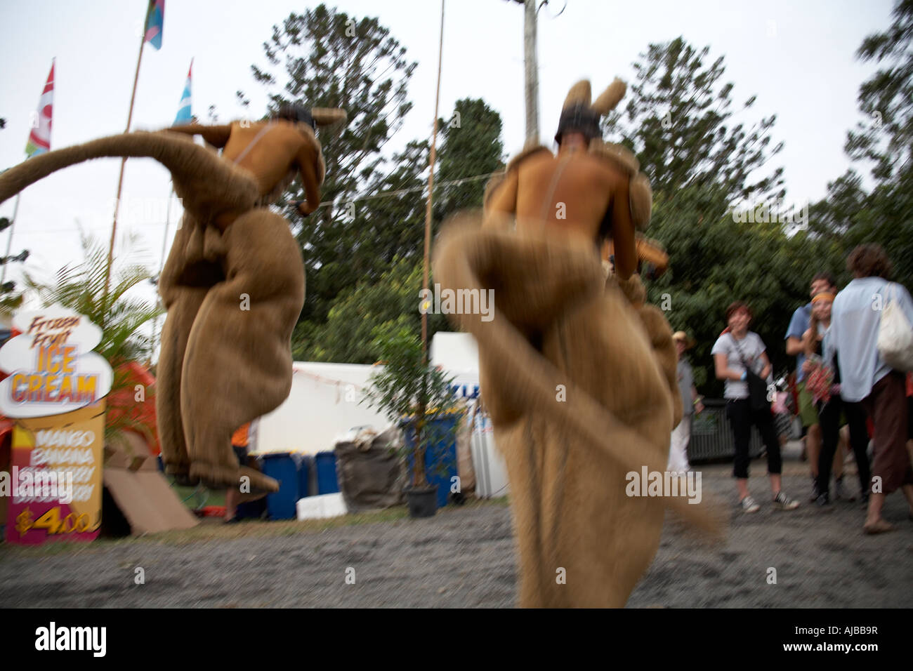 Menschen Ständen bummeln, mit Comic-Spaziergang durch die hüpfenden Känguru-Act beim Woodford Folk Festival-Queensland-Australien Stockfoto