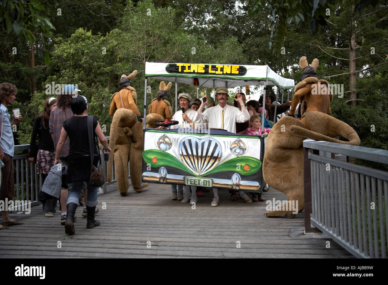 Menschen mit Comic-Spaziergang durch Känguru bummeln handeln und Muskelkraft Bus an Woodford Folk Festival Queensland Australia Stockfoto