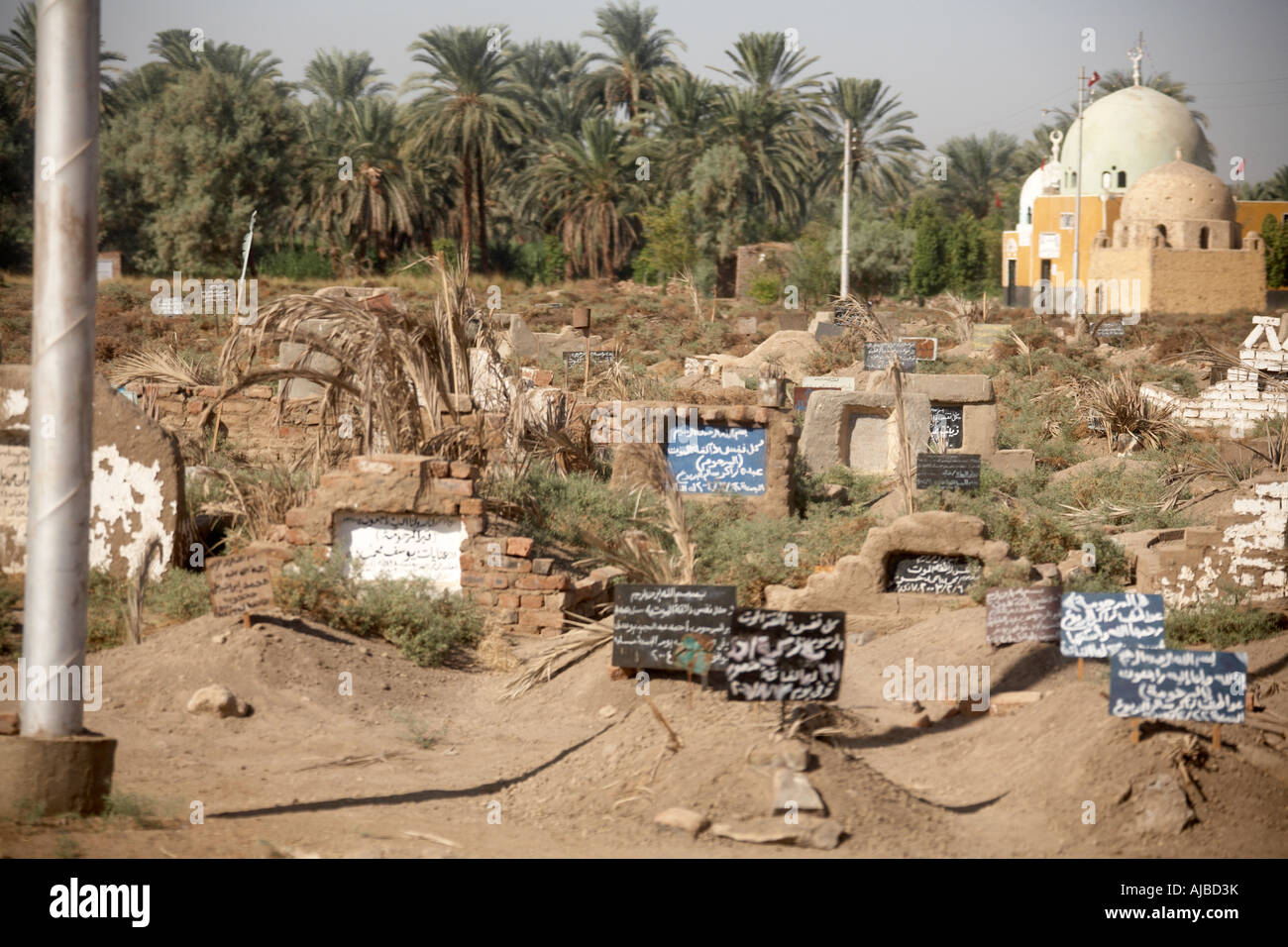 Kleine Moschee mit Friedhof Gräber und Grabsteine in der Nähe von Edfu im oberen südlichen Ägypten Afrika Stockfoto