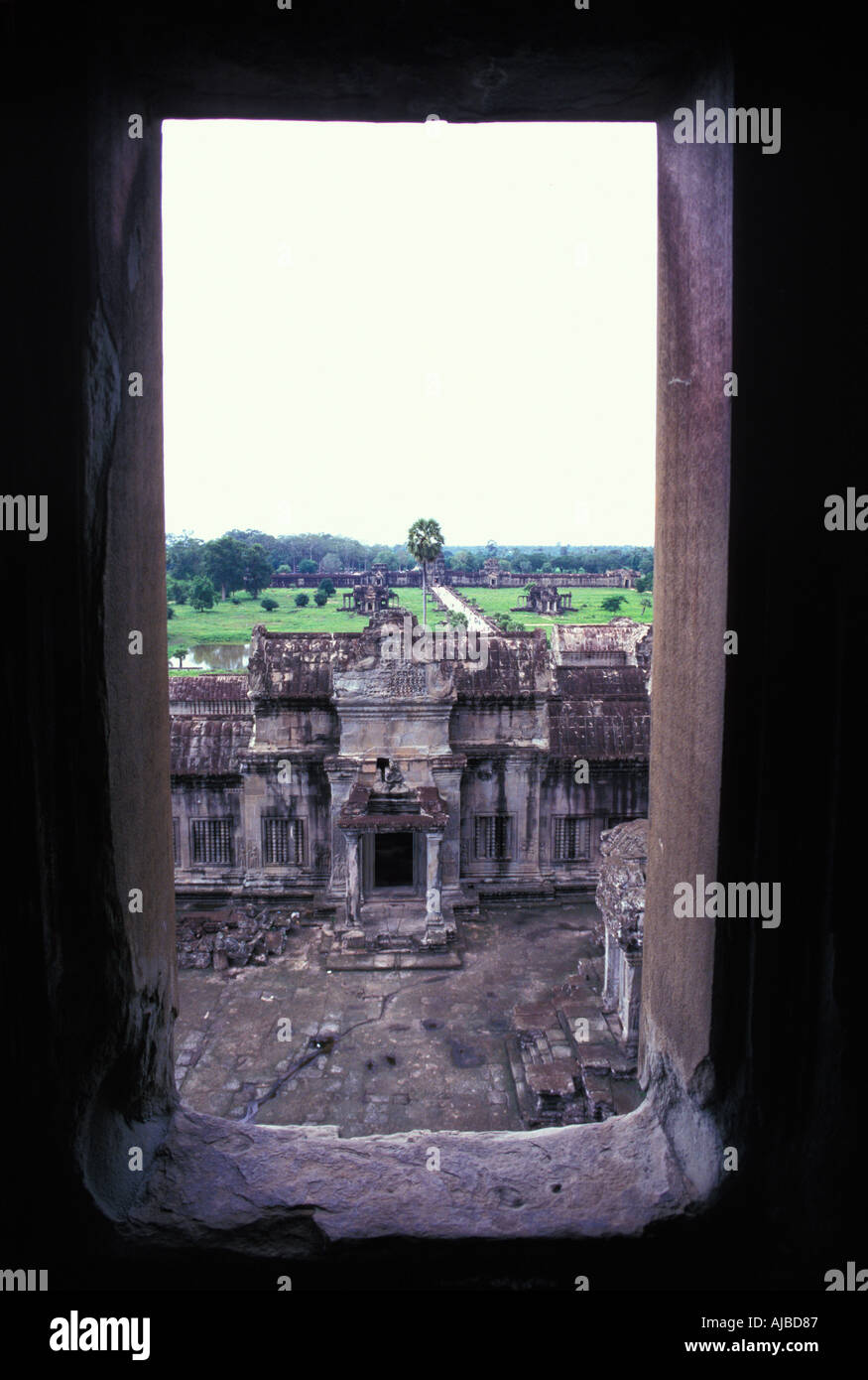 Gerahmte Blick aus den oberen Etagen des Angkor in Richtung Damm Ansatz Kambodscha Angkor Wat Stockfoto