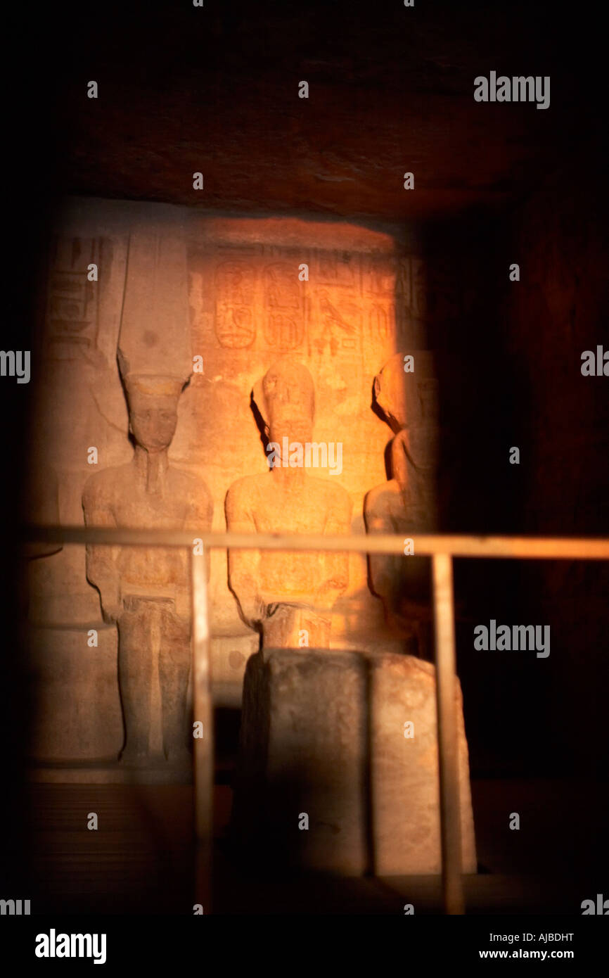 Sunrise fällt genau auf die Statue von Ramses II Tempel von Abu Simbel Ägypten Stockfoto